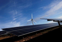 Pohľad na hybridný energetický park so solárnymi panelmi a veternými turbínami - ilustračné foto. Zdroj: Reuters