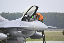 Z príletu dvoch nových stíhačiek F-16 Block 70 na leteckú základňu Malacky, 2. apríla 2025. Na snímke technik kontroluje stíhačku po pristátí. FOTO TASR - Michal Svítok *** Local Caption *** PROFIL FOTO: Michal Svítok