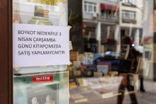 Pri vchode do kníhkupectva je nalepená poznámka: „Vzhľadom na bojkot 2. apríla v stredu nemáme v našom kníhkupectve výpredaje“. FOTO: Reuters