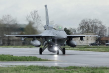 Prvá nová bulharská stíhačka F-16 je zobrazený počas jeho príletu na leteckú základňu Graf Ignatievo v Bulharsku. FOTO: Reuters