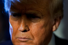 Americký prezident Donald Trump v rozhovore s novinármi na palube lietadla Air Force One.