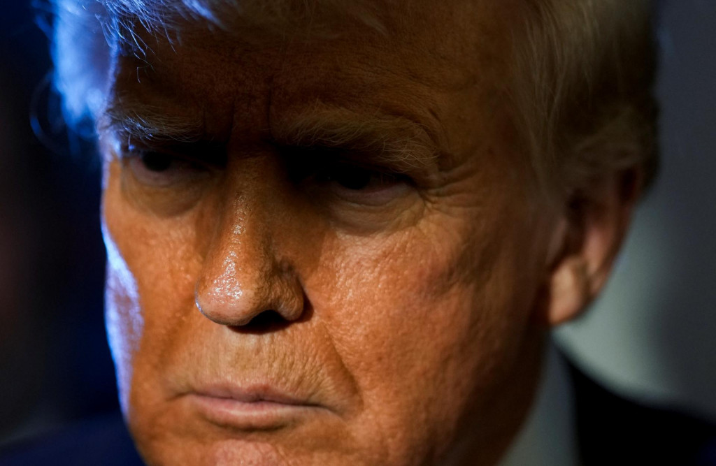 Americký prezident Donald Trump v rozhovore s novinármi na palube lietadla Air Force One.