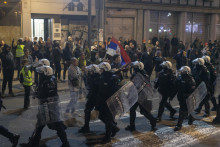 Ľudia počas masovej protivládnej demonštrácie v Belehrade. FOTO: TASR/AP