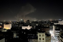 Z miesta leteckého útoku v jemenskom Saná stúpa dym. FOTO: Reuters