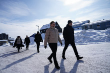 Dánska premiérka Mette Frederiksenová na návšteve v grónskom meste Nuuk. FOTO: TASR/AP