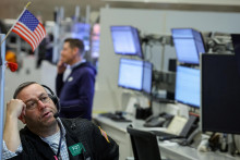 Obchodníci na pôde americkej burzy (AMEX) na newyorskej burze (NYSE) v New Yorku, USA, 2. apríla 2025. FOTO: REUTERS