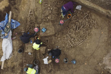 Na archívnej snímke zo 7. novembra 2024 archeológovia analyzujú masový hrob s ostatkami približne 150 vojakov zo starorímskych čias vo Viedni. FOTO: TASR/AP