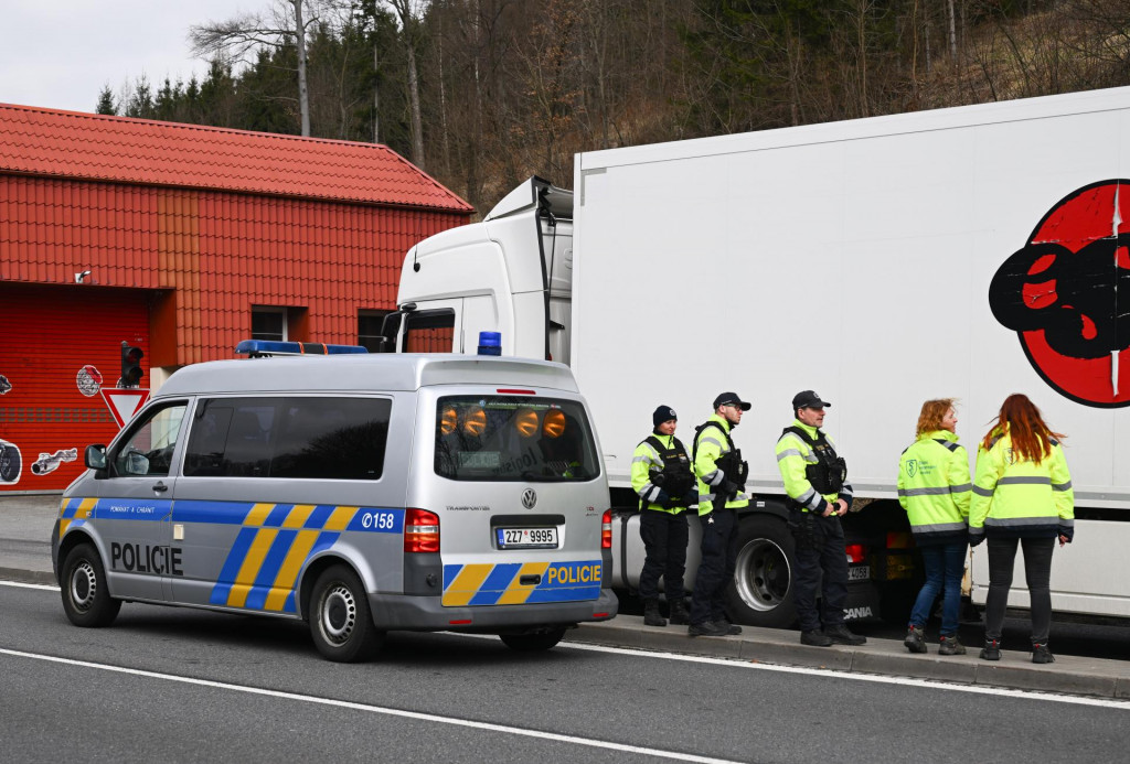 Dopravná situácia na hraničnom priechode Drietoma - Sarý Hrozenkov na hranici s Českou republikou, kde prebieha kontrola vozidiel nad 3,5 tony v súvislosti so zamedzením šírenia nákazy slintačky a krívačky. FOTO: TASR/Martin Medňanský