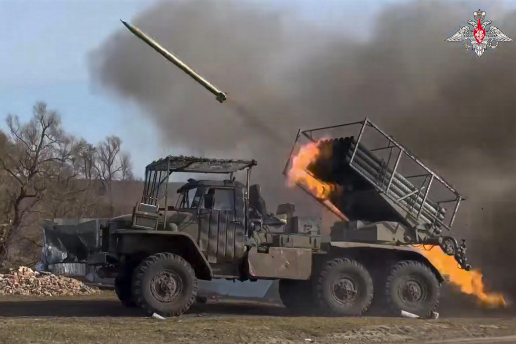 Na videosnímke, ktorú zverejnilo ruské ministerstvo obrany v stredu 2. apríla 2025, samohybný 122 mm raketomet Grad strieľa na ukrajinské pozície v pohraničnej Kurskej oblasti v Rusku. FOTO: TASR/AP