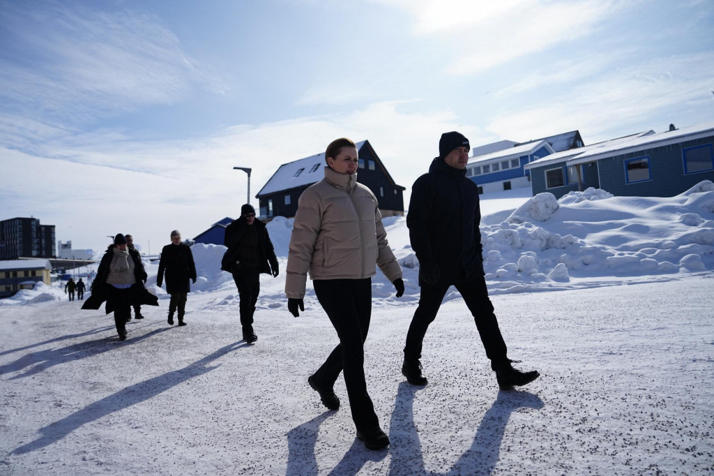 Dánska premiérka Mette Frederiksenová na návšteve v grónskom meste Nuuk. FOTO: TASR/AP