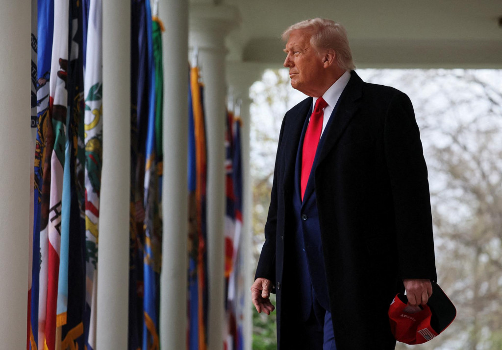 Americký prezident Donald Trump prichádza, aby predniesol poznámky k clám, v Ružovej záhrade v Bielom dome vo Washingtone, D.C., USA, 2. apríla 2025. FOTO: REUTERS