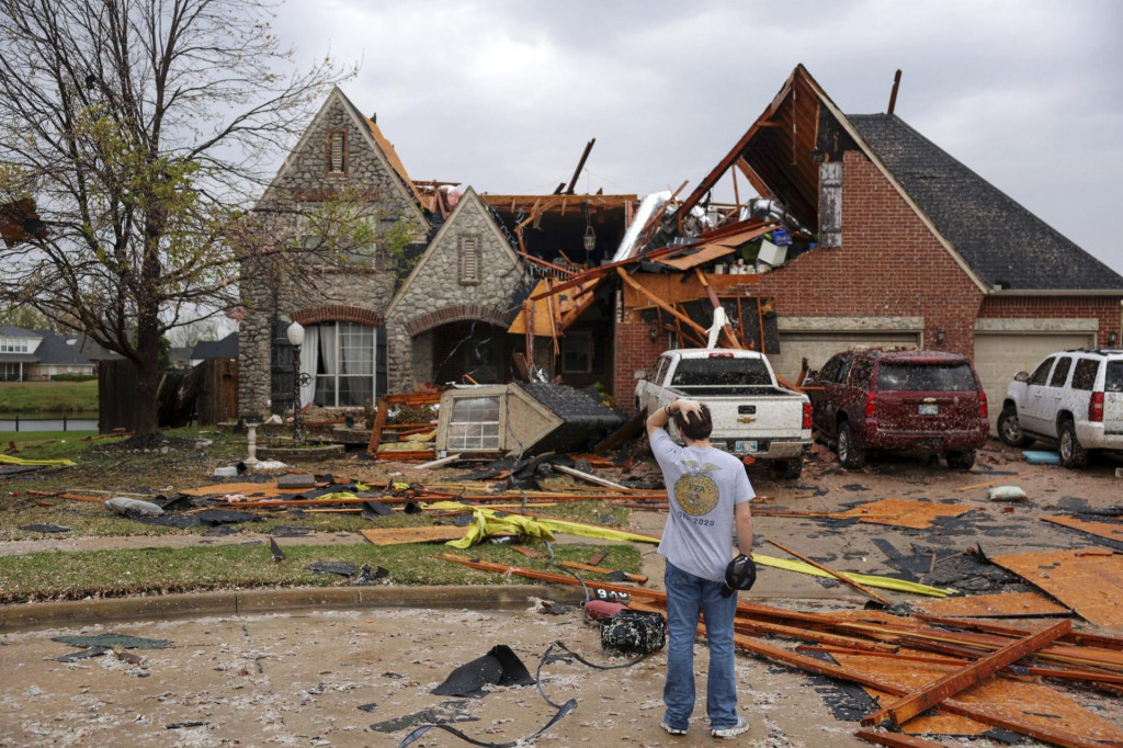 Na snímke poškodené domy po vyčíňaní tornáda v meste Owasso v americkom štáte Oklahoma. FOTO: TASR/AP