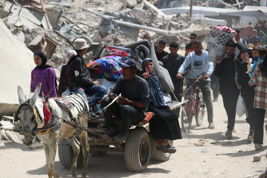 Palestínčania v Gaze. FOTO: Reuters