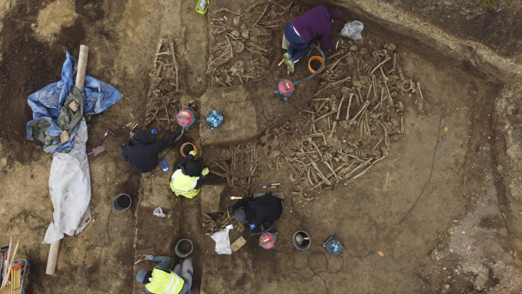 Na archívnej snímke zo 7. novembra 2024 archeológovia analyzujú masový hrob s ostatkami približne 150 vojakov zo starorímskych čias vo Viedni. FOTO: TASR/AP