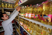 Muž siaha po produktoch na uličke supermarketu s rastlinným olejom v egyptskej Káhire. FOTO: Reuters