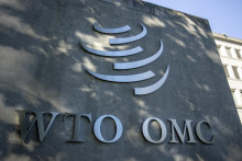 Logo Svetovej obchodnej organizácie (WTO) v jej sídle vo švajčiarskej Ženeve. FOTO: Reuters