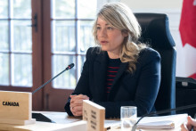 Kanadská ministerka zahraničných vecí Mélanie Jolyová hovorí počas stretnutia ministrov zahraničných vecí G7 v La Malbaie, Charlevoix v Quebecu. FOTO: Reuters