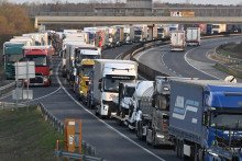 Zavedenie kvót pre súkromné spoločnosti by podľa autodopravcov predstavovalo tiež zásah do ich slobody podnikania a vlastníckych práv. FOTO: TASR/AP