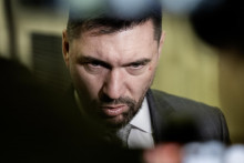 Na snímke minister pôdohospodárstva a rozvoja vidieka SR Richard Takáč (Smer-SD) prichádza na mimoriadnu 84. schôdzu vlády SR 31. marca 2025 v Bratislave. FOTO TASR