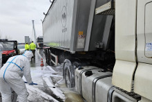 Pracovník dezinfikuje nákladné vozidlá prichádzajúce na Slovensko z Maďarska na hraničnom priechode. FOTO: TASR/Milan Drozd