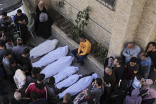 Palestínčania smútia nad telami príbuzných, ktorí zahynuli pri útoku izraelskej armády, v nemocnici v švrti mesta Gaza v Pásme Gazy vo štvrtok 3. apríla 2025. FOTO TASR/AP