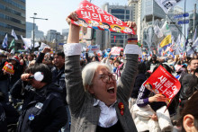 Ľudia oslavujú po prijatí obžaloby prezidenta Yoon Suk Yeola v blízkosti ústavného súdu v Soule v Južnej Kórei, 4. apríla 2025. FOTO: REUTERS