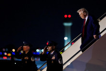 Americký prezident Donald Trump vystupuje z lietadla Air Force One pri prílete na medzinárodné letisko Palm Beach vo West Palm Beach na Floride, USA, 3. apríla 2025. FOTO: REUTERS