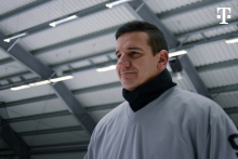 Zostať v spojení sa oplatí ešte viac, odkazuje Telekom v kampani s Brankom Radivojevičom a jeho synom.