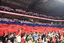 Fanúšikovia srbského klubu Crvena zvezda Belehrad si pred zápasom so Žalgirisom Kaunas pripravili choreografiu s ruskou vlajkou. FOTO: Profimedia
