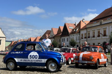 Líder hnutia Slovensko Igor Matovič zaujal v predvolebnej kampani 2023 súťažou o staré autá Fiat 500. FOTO: TASR/M. Černý