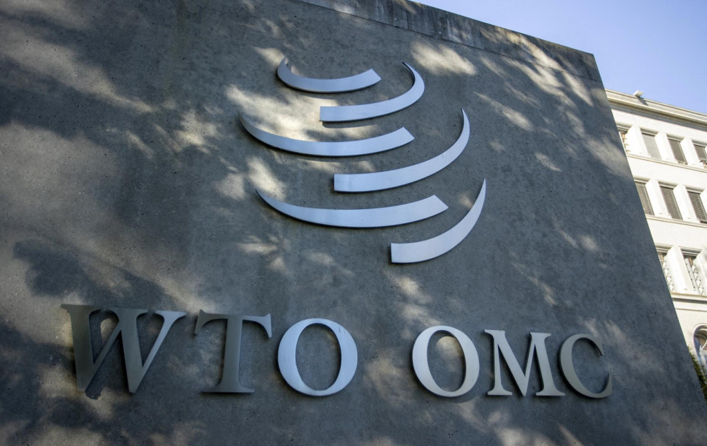 Logo Svetovej obchodnej organizácie (WTO) v jej sídle vo švajčiarskej Ženeve. FOTO: Reuters