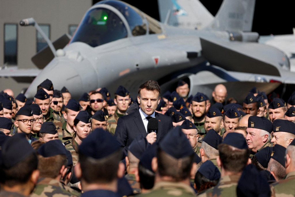 Francúzsky prezident Emmanuel Macron pred stíhačkou Dassault Rafale. FOTO: Reuters