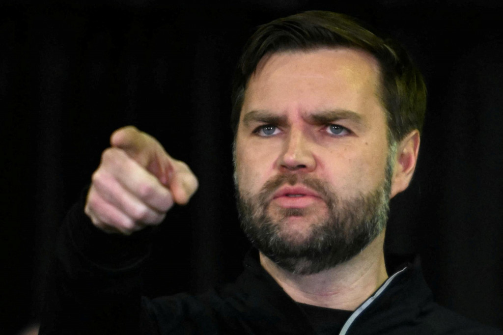 Americký viceprezident JD Vance hovorí na americkej vojenskej vesmírnej základni Pituffik v Grónsku 28. marca 2025. FOTO: REUTERS