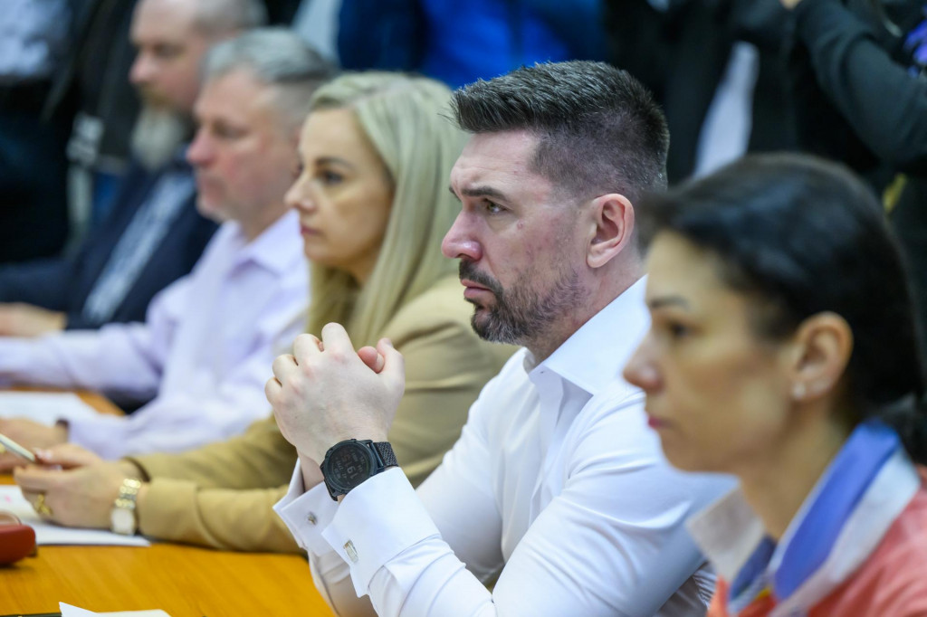 Na sn&iacute;mke minister p&ocirc;dohospod&aacute;rstva a rozvoja vidieka SR Richard Tak&aacute;č (druh&yacute; sprava, Smer-SD) počas zasadnutia &Uacute;stredn&eacute;ho kr&iacute;zov&eacute;ho &scaron;t&aacute;bu z d&ocirc;vodu koordin&aacute;cie opatren&iacute; na zamedzenie &scaron;&iacute;renia vysoko n&aacute;kazliv&eacute;ho v&iacute;rusu slintačky a kr&iacute;vačky (SLAK) v Bratislave 30. marca 2025. FOTO TASR - Jaroslav Nov&aacute;k FOTO: Jaroslav Nov&aacute;k