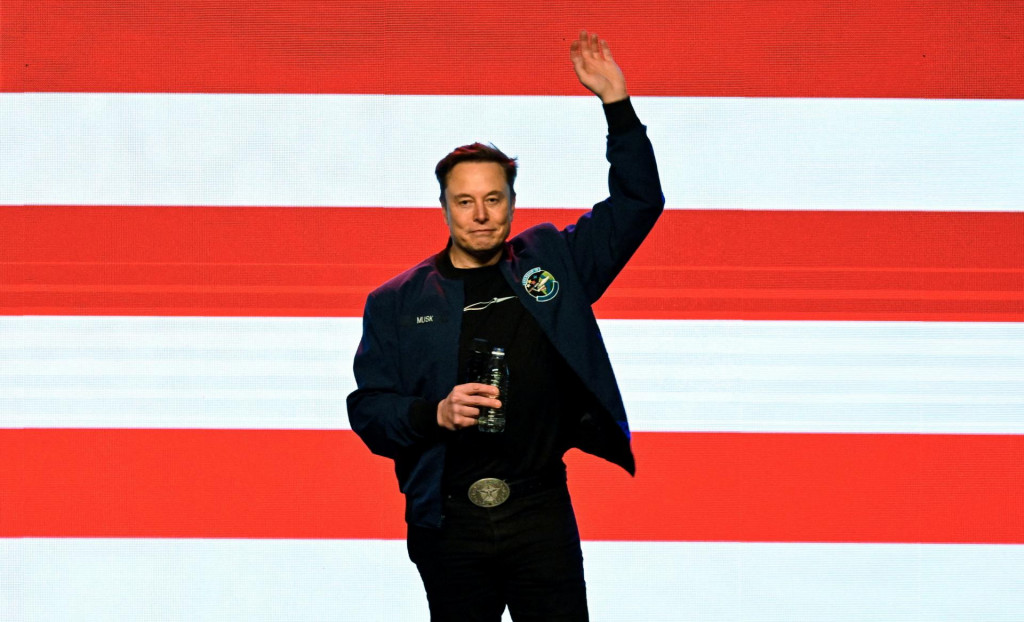 U.S. President Donald Trump‘s adviser Elon Musk waves on the day of a rally in support of a conservative state Supreme Court candidate of an April 1 election in Green Bay, Wisconsin, U.S. March 30, 2025. REUTERS/Vincent Alban TPX IMAGES OF THE DAY FOTO: Vincent Alban