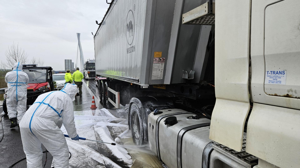 Pracovník dezinfikuje nákladné vozidlá prichádzajúce na Slovensko z Maďarska na hraničnom priechode. FOTO: TASR/Milan Drozd