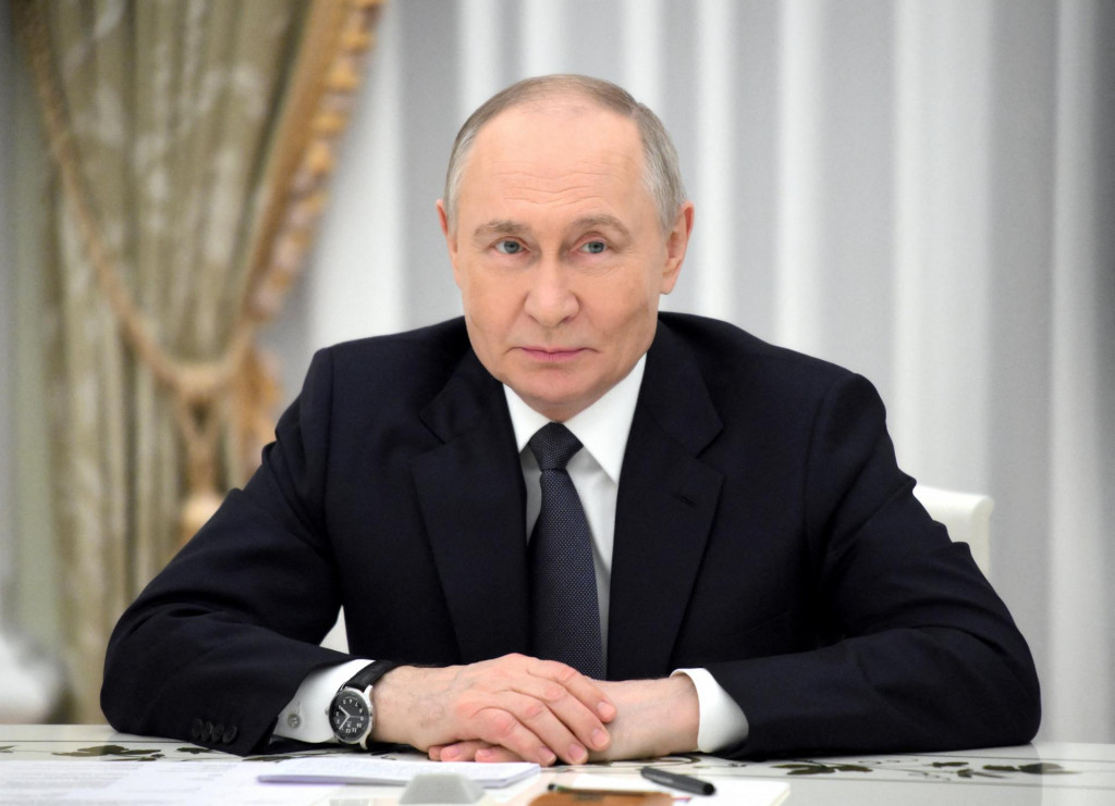 Ruský prezident Vladimir Putin sa zúčastňuje stretnutia s čínskym ministrom zahraničných vecí Wang Yi v Moskve, Rusko, 1. apríla 2025. FOTO: Sputnik/Grigory Sysoyev/Pool prostredníctvom REUTERS