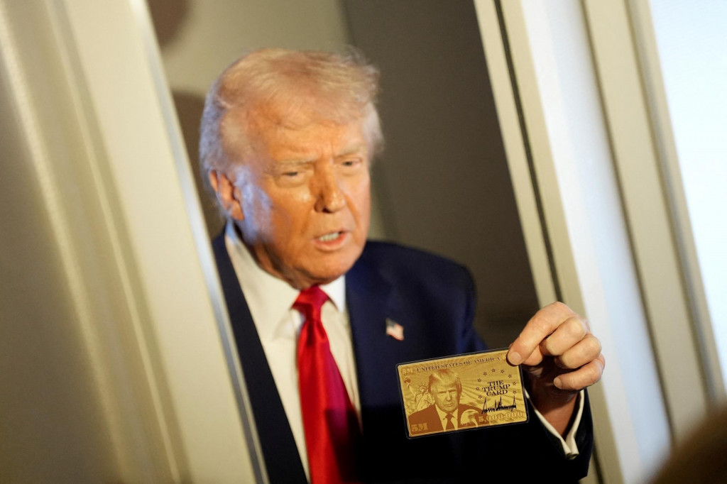 Americký prezident Donald Trump predstavil „zlatú kartu”. FOTO: Reuters