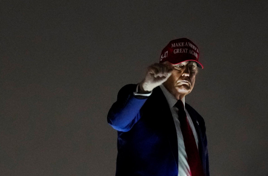 Americký prezident Donald Trump gestikuluje, keď nastupuje do Air Force One, aby odcestoval na medzinárodné letisko Palm Beach na medzinárodné letisko v Miami v Miami na Floride, USA, 3. apríla 2025. FOTO: REUTERS
