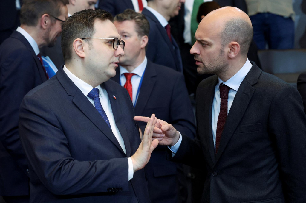 Český minister zahraničných vecí Jan Lipavsky a francúzsky minister zahraničných vecí Jean-Noel Barrot. FOTO: Reuters