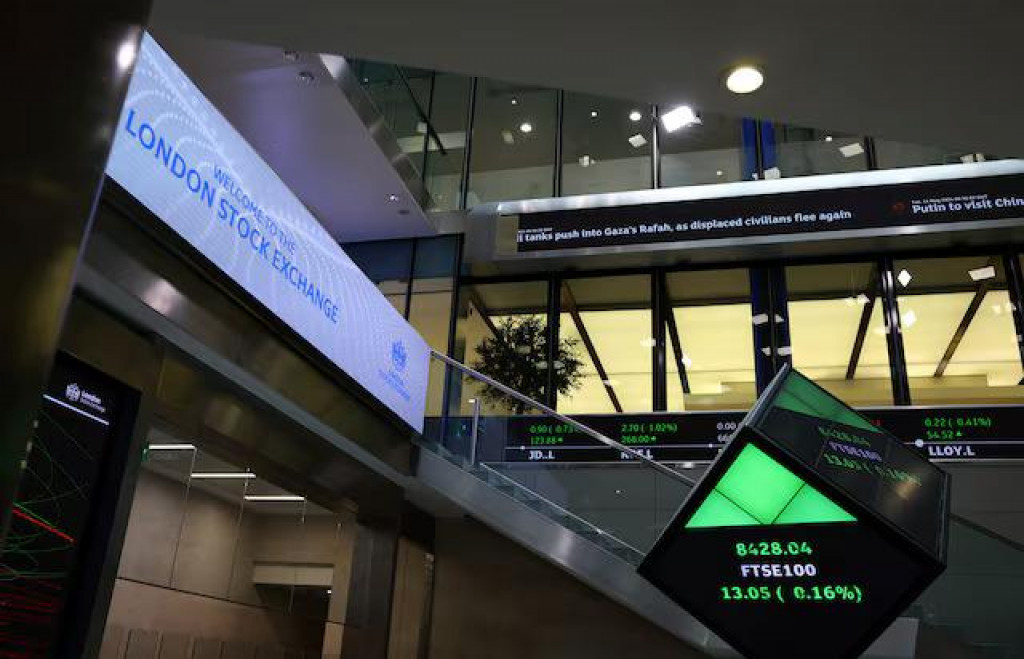 Obchodné obrazovky je vidieť vo vstupnej hale londýnskej burzy cenných papierov v Londýne. FOTO: Reuters