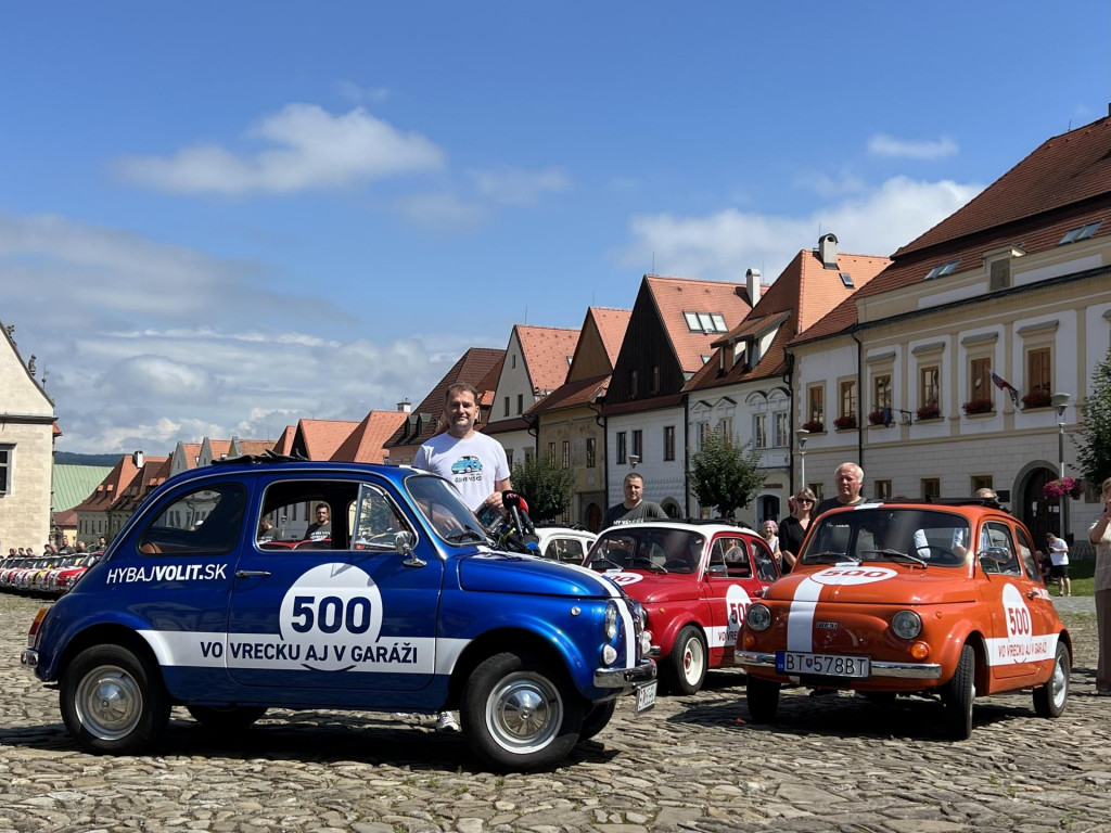 Líder hnutia Slovensko Igor Matovič zaujal v predvolebnej kampani 2023 súťažou o staré autá Fiat 500. FOTO: TASR/M. Černý