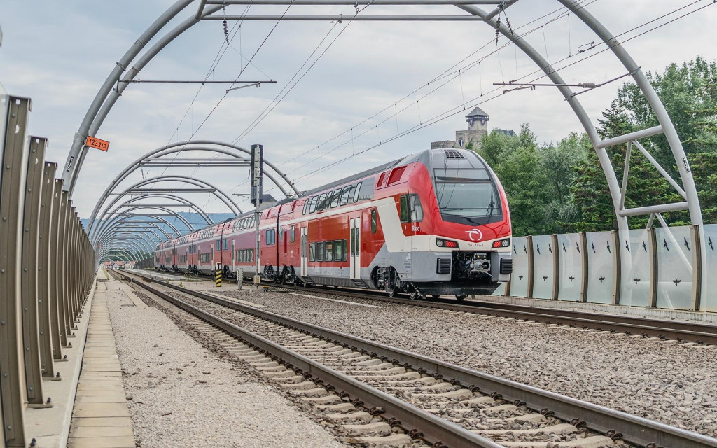 Poplatok za servis sa neuplatňuje pri kúpe cestovného lístka na 100-percentnú zľavu pre cestujúcich od 62 rokov. FOTO: ZSSK