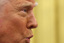 Americký prezident Donald Trump hovorí s novinármi na tlačovej konferencii Bieleho domu. FOTO: REUTERS