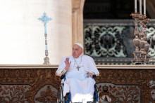 Pápež František máva veriacim. FOTO: REUTERS