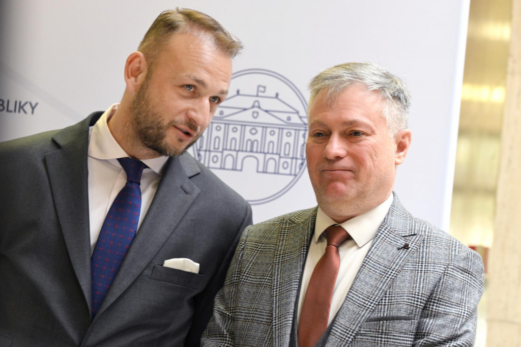 Hlavn&yacute; veterin&aacute;rny lek&aacute;r Slovenskej republiky Martin Chud&yacute; a vľavo minister vn&uacute;tra Mat&uacute;&scaron; &Scaron;utaj E&scaron;tok. FOTO: TASR/Pavel Neubauer