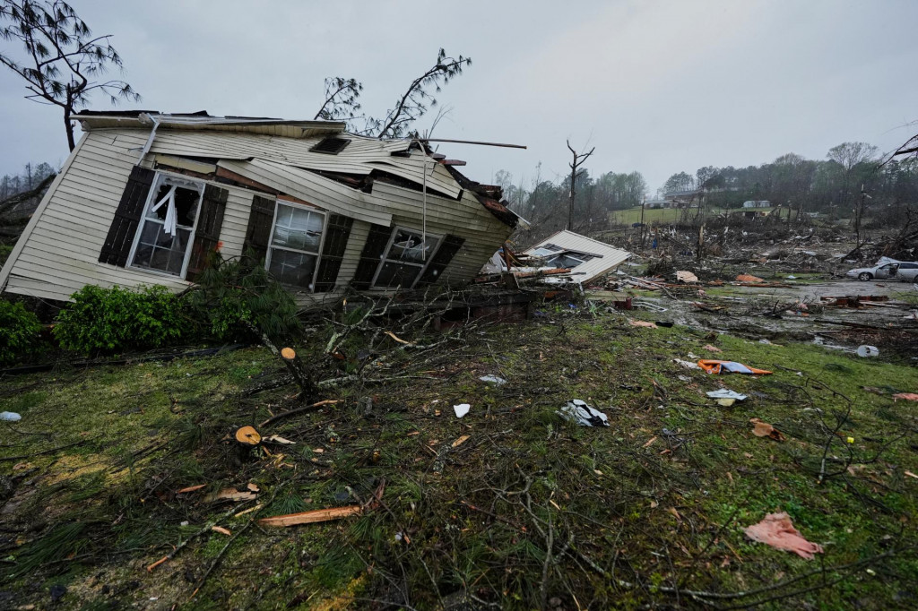 Zničený dom po vyčíňaní tornáda v meste Selmer v americkom štáte Tennessee. FOTO: TASR/AP