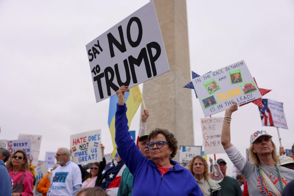 V hlavnom meste Washington sa pri Washingtonovom pamätníku neďaleko Bieleho domu zhromaždili tisíce demonštrantov s transparentmi, na ktorých požadovali dodržiavanie ústavy krajiny, ako aj odstúpenie Trumpa. FOTO: REUTERS