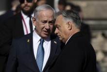 Izraelský premiér Benjamin Netanjahu (vľavo) a maďarský premiér Viktor Orbán. FOTO: TASR/AP