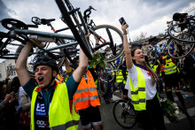 Srbskí vysokoškoláci počas svojej cyklistickej jazdy do Štrasburgu. FOTO: Reuters